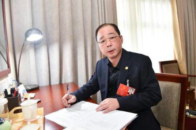 胡成中南存辉(南存辉胡成中的恩怨史：合伙人到头号劲敌，路不同，道相同)