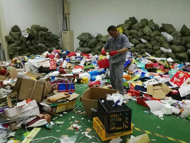 废品回收赚钱吗(废品回收有多赚钱？拾荒老汉3年赚270万，国内企业半年入账80亿)