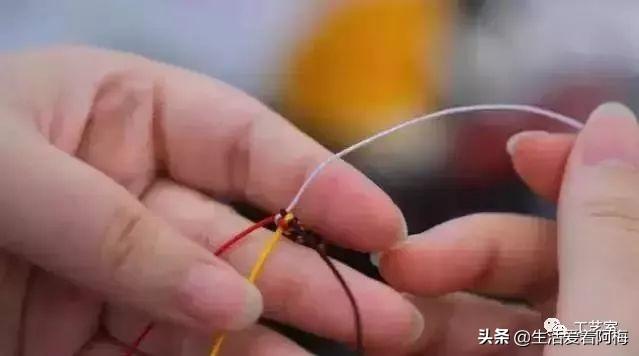 手链怎么编织 教程(分享一份手残党也能看懂的编绳教程，编手链不再复杂，图解教程)