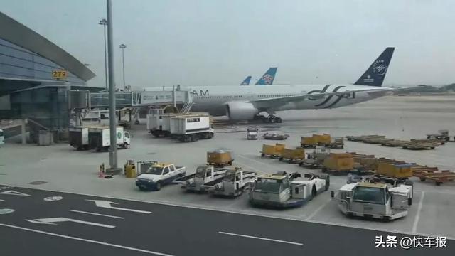 飞机取票登机流程视频(又来啦！第一次坐飞机的详细教程「汽车Vlog236」)