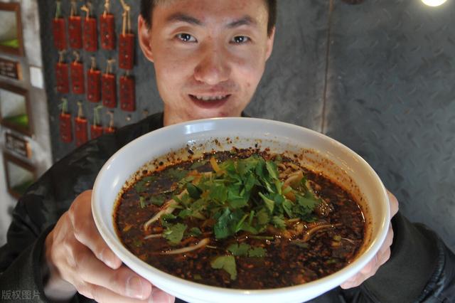 开面馆挣钱吗(成都夫妻俩开面馆，利用“一碟辣酱”，月赚6万块钱，学会你也行)