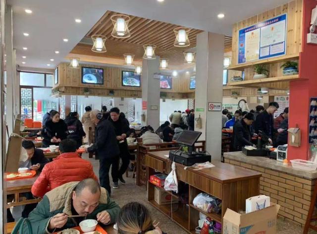 开小快餐店(南京大叔开快餐店，利用“半价吃饭”，一年下来买了房，方法易学)