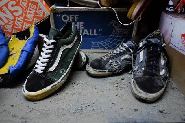 万斯怎么辨别真假高帮(为什么当代00后，宁愿穿“脏破旧”的Vans，也不爱国货回力、飞跃)