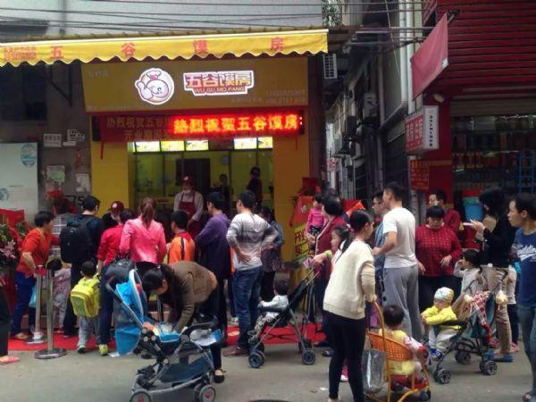 怎么经营早餐店(农村美女开早餐店，一年盈利73万，玩的就是套路，学会了你也行)
