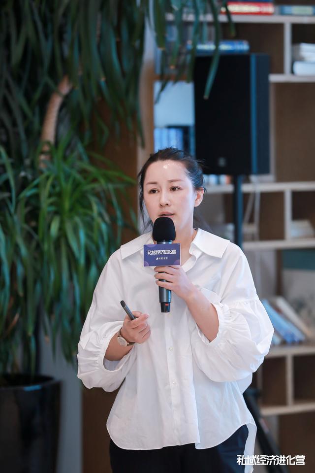 衣服销售代理(代理商不赚钱？这家江西女装代理借私域月销200万)
