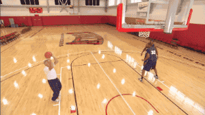 nba卡位是什么意思(篮球中的防守技巧，争抢篮板时的卡位，特别注意肘部不要伤人)