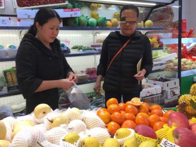 自己开个水果店需要投资多少钱(农村夫妻开水果店，消费就送1000元，1年赚了90万，套路可借鉴)