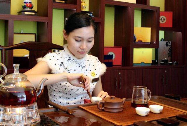 茶叶店靠什么盈利(喝茶的人很少，茶叶店却越开越多，靠什么赚钱？)