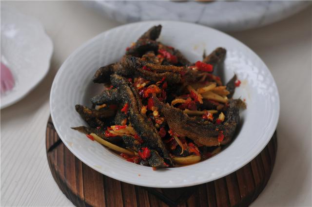 泥鳅在家怎么养活米饭(抓紧吃鳅鱼，钙是带鱼的10倍，秋天最鲜美，别错过)