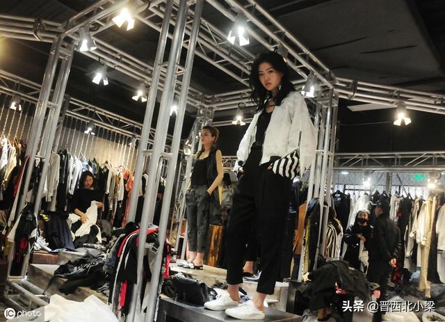 四季青服装批发市场哪个区最时尚(实拍杭州四季青中洲服装市场，火爆的女装店 背后的“穿版模特”)