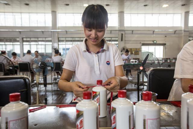 批发商在销售白酒零售环节要交消费税吗(白酒消费税按“度”征收，将会影响到你的收入)