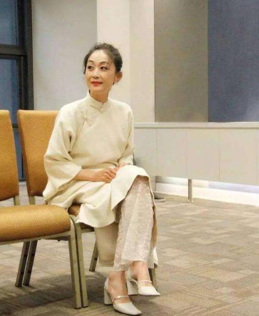 网络女歌手人气排行榜(至今单身的8位大龄女星，最大57岁最小38岁，个个潇洒又快乐)