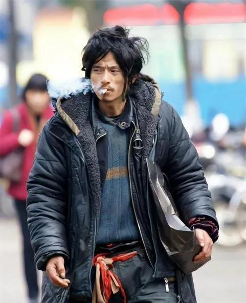 犀利哥怎么了(从抗洪英雄到街头流浪，当年的“犀利哥”到底怎么了？)