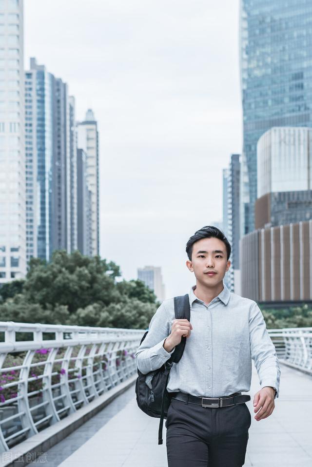 白手起家创业赚钱项目(白手起家创业故事300例-５０元起家的百万富翁)