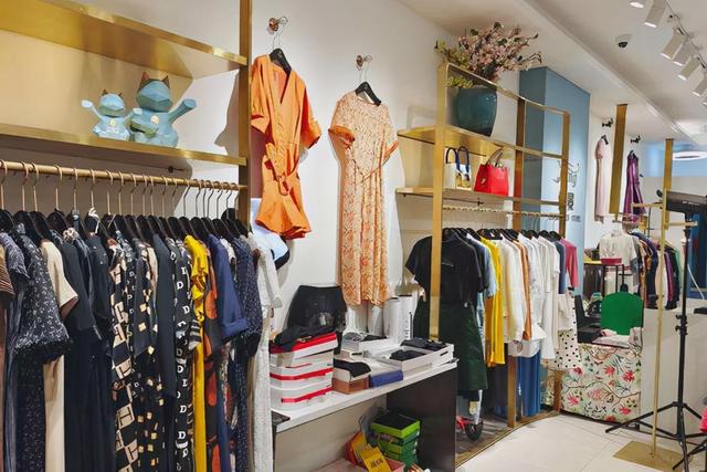 实体店铺转让(实体服装店行业迎来倒闭潮：门店纷纷转让，背后有3大原因)
