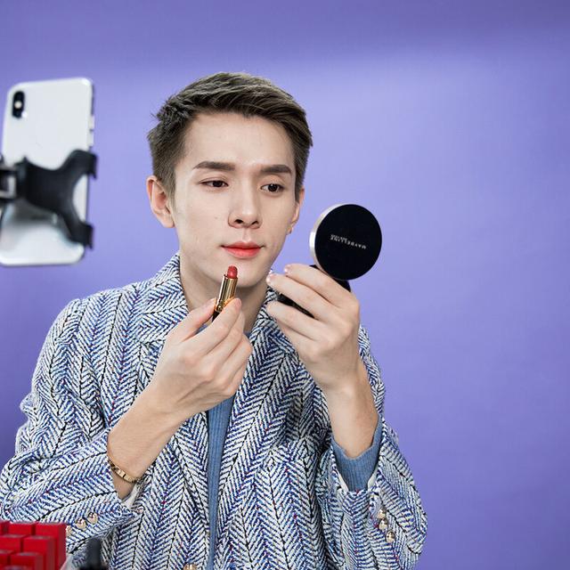 卖化妆品技巧(一晚上带货106亿，李佳琦的销售套路，你也能学会)