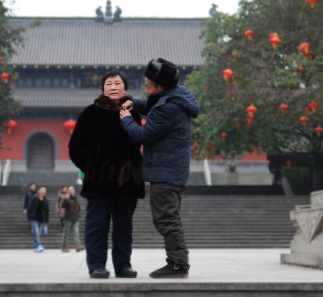 男人60岁退休后干点什么好(退休后的老年朋友做这些工作：既能充实自己又能获得不菲的收入)
