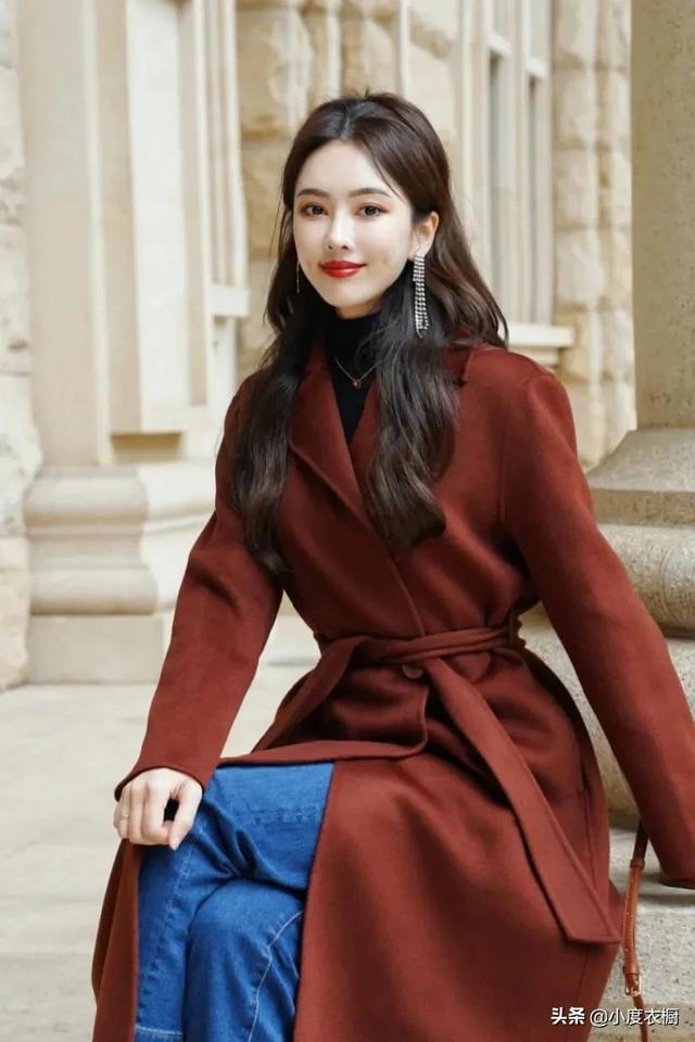 红色羊绒大衣搭配图片女(沉醉在红棕色的高级温柔感里，羊绒大衣搭配)