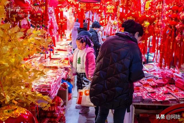 杭州儿童服装批发市场(杭州的小商品市场也太高调了，连中国黄金、雅戈尔和欧莱雅都在卖)