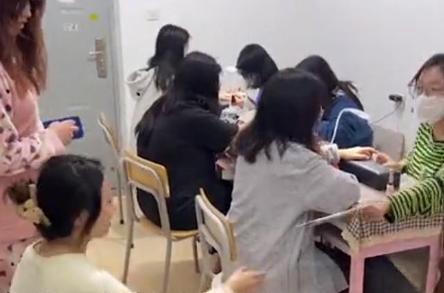 开一家美甲店多少钱(福建6名女大学生在寝室开美甲店，月入2万多，实现零花钱自由)