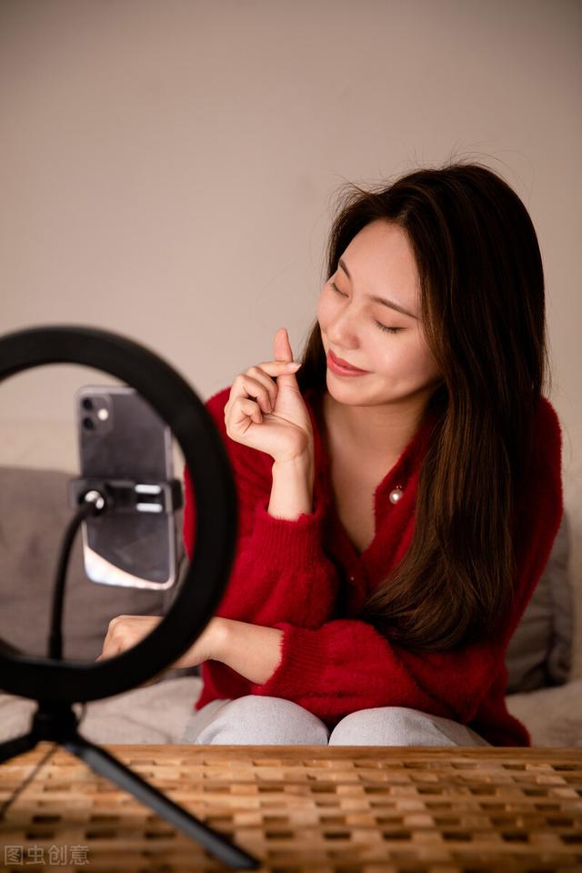 想做主播需要什么条件(想要成为一个合格的主播，需要具备哪些条件？)