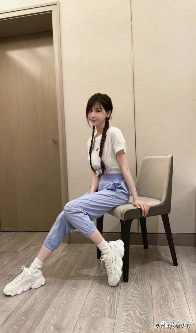 吴荣照微博(王心凌全身穿鸿星尔克晒照，吴荣照回应网友喊话：正在凑铜板)