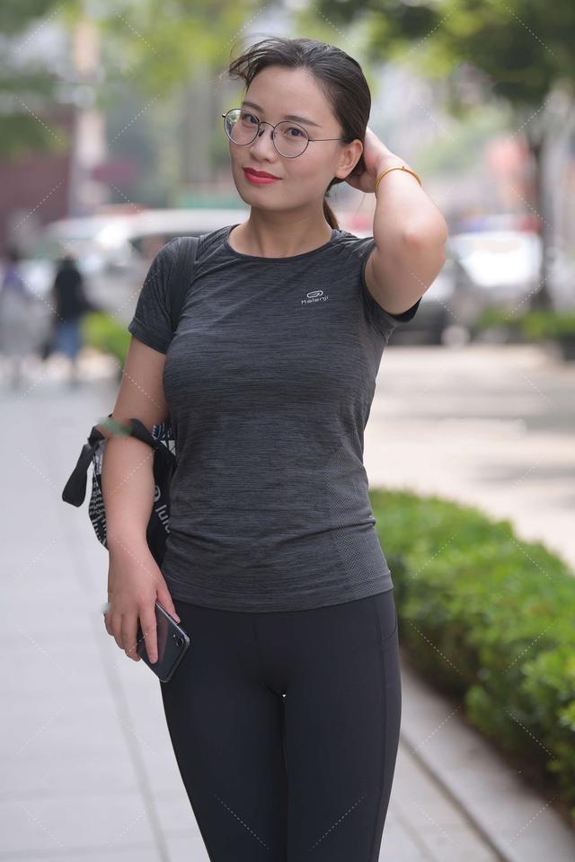 女人休闲运动服(运动装休闲穿，轻松穿出休闲新风尚，简约时尚又显年轻活力)
