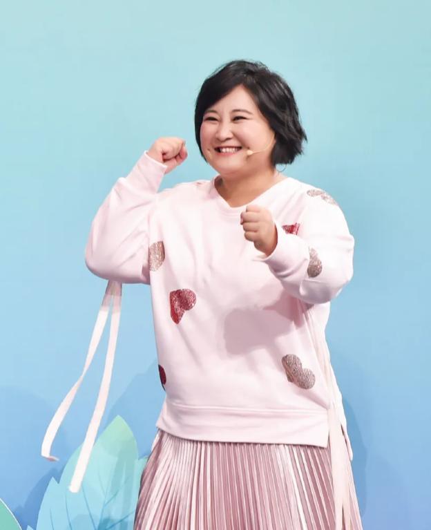 贾玲身价值多少(贾玲体重超150斤，穿“超模同款”却无压力，不显胖反而更有气质)