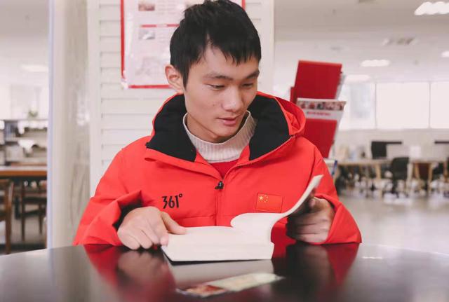 学校旁边开书店赚钱吗(00后摆摊卖书3小时赚700元，刘海波：我想开家音乐咖啡小书馆)