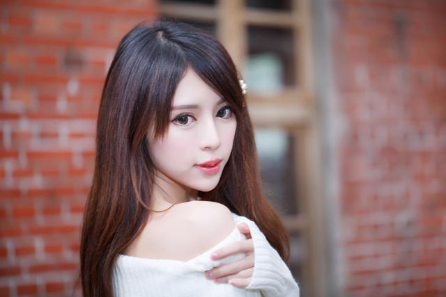 和女孩子初次聊天话术900句(第一次和女生聊天，4个幽默开场白，让女生好感倍增)