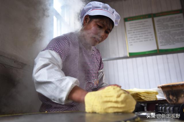 适合一个女人做的小吃煎饼(45岁农村大姐，不用进城打工，用祖传手艺做煎饼，一年进账50万)