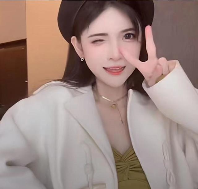 福利网络红人主播(网红福利主播“狗头萝莉”成老赖，自曝悲惨经历，大学期间被包养)