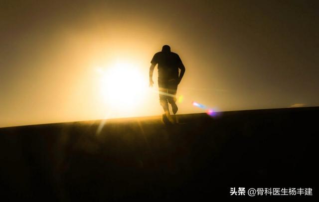 50岁的女人一天走多少步最好(50岁以后想走路健身？怎么选鞋，每天要走多少步？这些常识应知道)