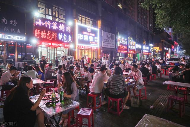 走投无路干什么赚钱快吃喝玩乐(辽宁一家烧烤摊利用“免费”来赚钱，一年狂赚146万，模式可借鉴)