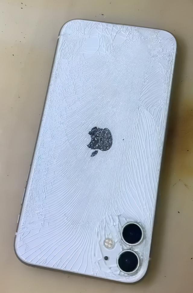 苹果手机外壳摔坏了怎么修复(一台摔报废iPhone 11)