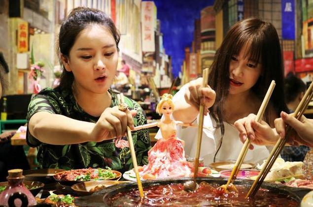 如何开火锅店赚钱(四川男人开火锅店，一年狂赚200万，听说菜品不要钱，套路给你)