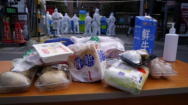 上海服装批发市场哪里便宜又好(有菜有肉有米有面，价格还在跌！申城各类商品供应充足)