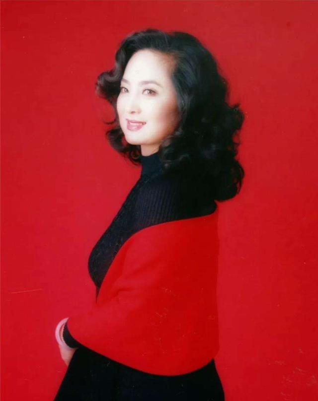 张金玲跟几个人结过婚(张金玲曾是北影金花之一，事业巅峰，是什么原因让她甘愿隐退？)