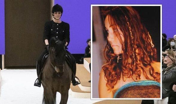 安德里亚正在为她的朋友画一条裙子的英文(摩纳哥王室成员惊艳亮相巴黎时装秀，时尚大师惊叹，超越凯特王妃)
