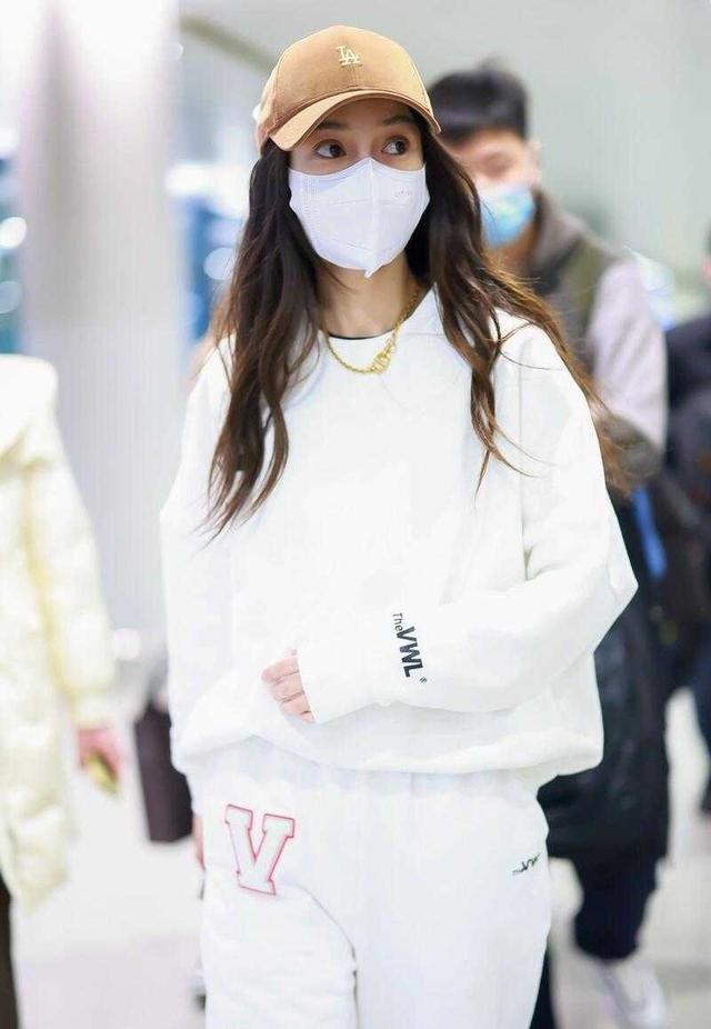 女装运动套装冬装(Angelababy离婚后衣品飙升，穿白色运动套装，简约大方又洋气)