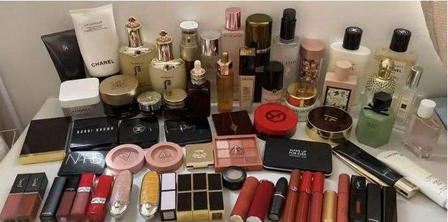 花洛莉亚拼多多有正品吗(十块钱的彩妆好用吗？不仅好用，这些还可以回购)