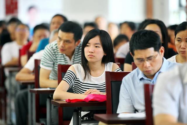 2022年年轻人学什么技术好(2022十大高薪专业出炉，计算机、土木等上榜，2022级考生可参考)