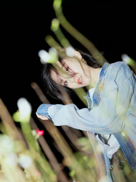 张靓颖(37岁张靓颖元气街拍，满屏大长腿白到发光，少女感美到爆棚)