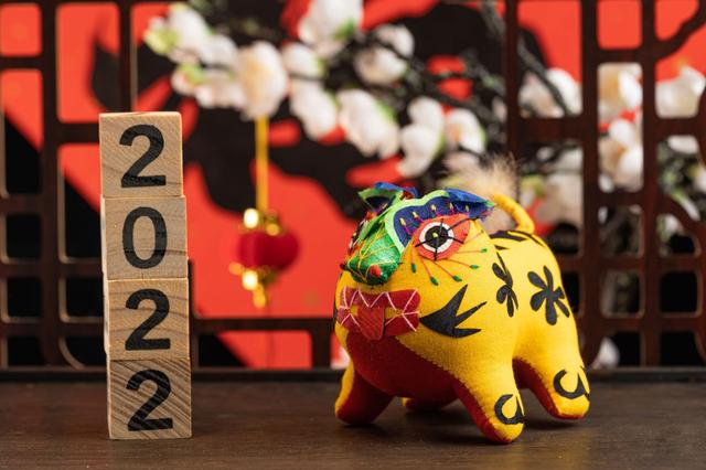 砍价小程序怎么赚钱(春节搞钱的年轻人：写祝福日入2700元，开发小程序每天躺赚几百)