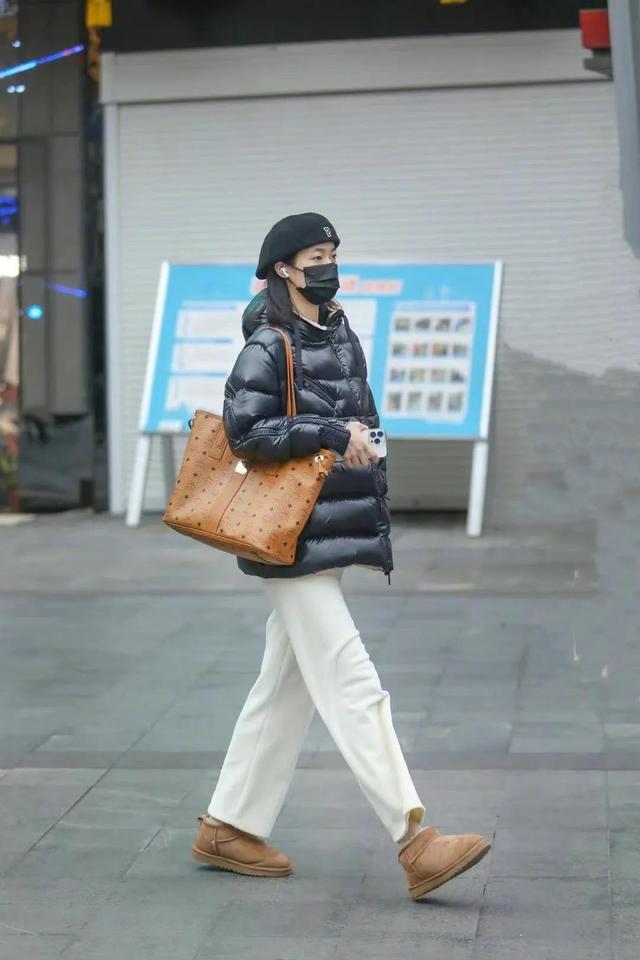 女生包包品牌排行榜轻奢(看街拍 识包包：轻奢品牌-MCM和Coach哪些包款最受欢迎？)