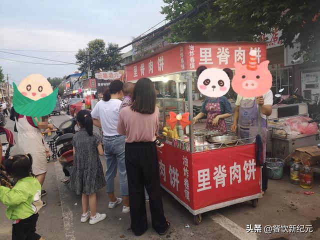 摆地摊卖什么最赚钱而且很受欢迎(月赚2万，广州小伙晒摆摊收益走红，别小瞧那些推车卖小吃的人)