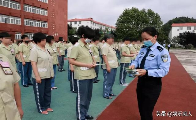 监狱服装图片大全(监狱服刑人员的穿衣有何要求？女子监狱有何特殊？)