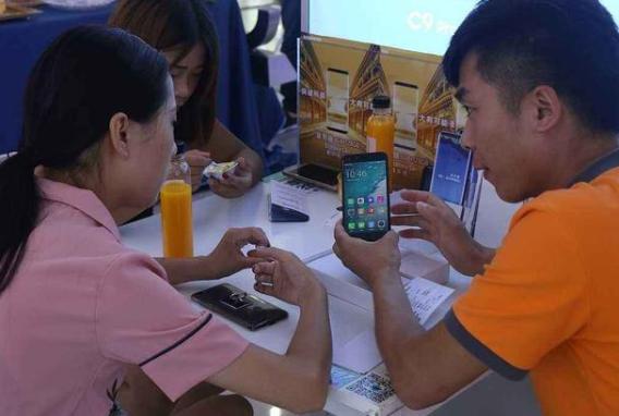 手机专卖店和官网价格一样吗(手机去实体店买，跟去网上买，有差别？手机店老板坦言“差太多”)