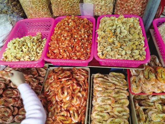 海鲜干货批发市场进货渠道(临近春节，海口海鲜市场人头攒动，今年海鲜价格怎么样？哪些干货最受欢迎？)