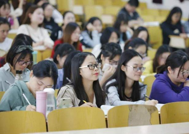 目前什么行业的钱最好赚(高利润行业已显露，大学生们已经赚得盆满钵满了，看其中有你吗？)